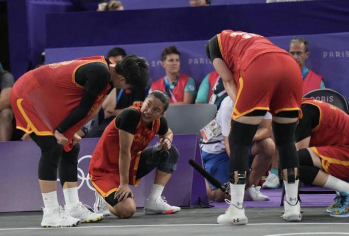篮球教练如何为不同年龄段的球员制定战术训练方案?_2